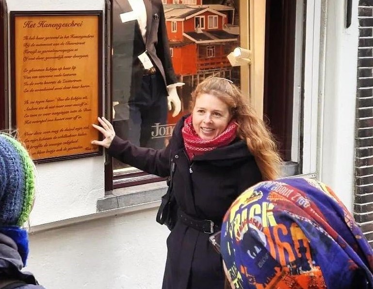 Iris in actie bij het gedicht van Kees Stip