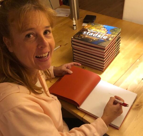 Iris signeert de eerste exemplaren van haar boek