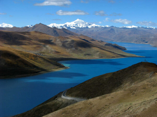 Het Yamdrok-meer in Tibet