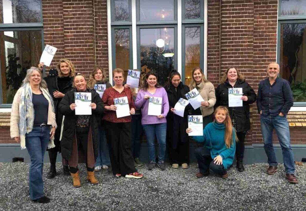 Iris en collega's met pas behaald KIES-coach certificaat